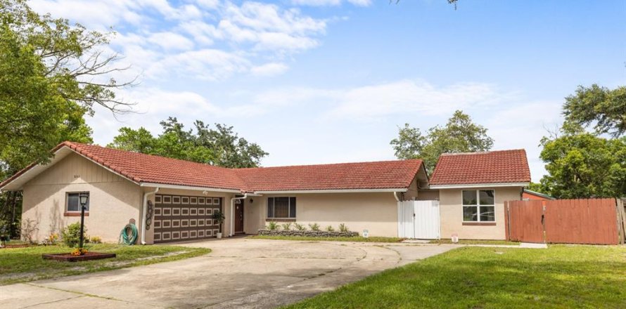 House in Orlando, Florida 4 bedrooms, 193.61 sq.m. № 2234854