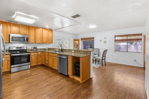 House in Orlando, Florida 4 bedrooms, 193.61 sq.m. № 2234854 - photo 7