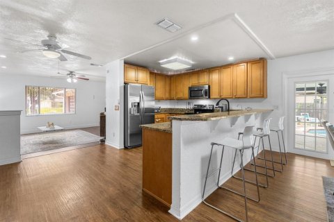 House in Orlando, Florida 4 bedrooms, 193.61 sq.m. № 2234854 - photo 4