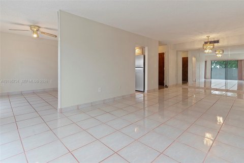 Copropriété à vendre à Miami, Floride: 3 chambres, 146.79 m2 № 2414500 - photo 12