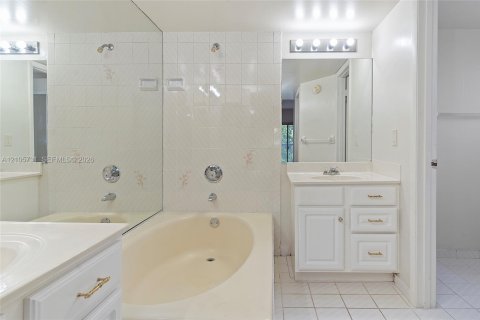 Copropriété à vendre à Miami, Floride: 3 chambres, 146.79 m2 № 2414500 - photo 24