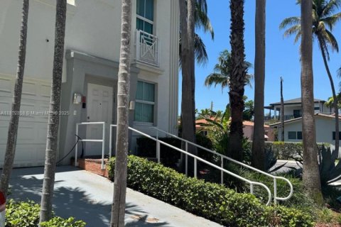 Купить кондоминиум в Серфсайд, Флорида 3 спальни, 143.53м2, № 1979872 - фото 2