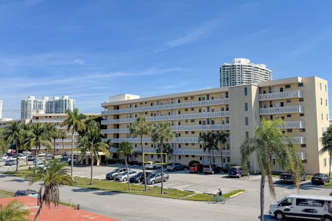 Condo in Aventura, Florida, 1 bedroom  № 1484030 - photo 25