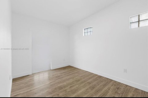 Commercial property in Miami, Florida 1 bedroom, 74.32 sq.m. № 1750356 - photo 2