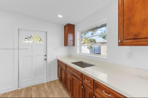 Commercial property in Miami, Florida 1 bedroom, 74.32 sq.m. № 1750356 - photo 4