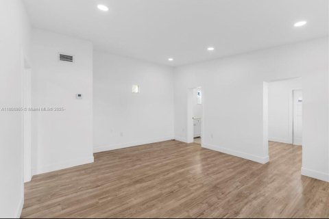 Commercial property in Miami, Florida 1 bedroom, 74.32 sq.m. № 1750356 - photo 6