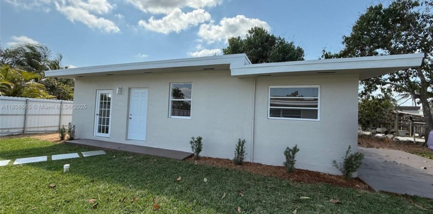Commercial property in Miami, Florida 1 bedroom, 74.32 sq.m. № 1750356