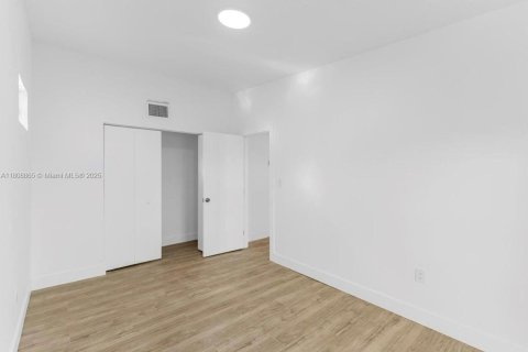 Commercial property in Miami, Florida 1 bedroom, 74.32 sq.m. № 1750356 - photo 3