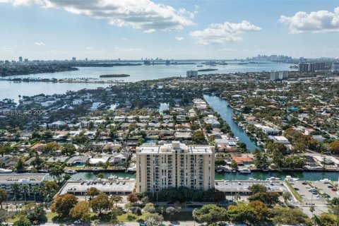 Condo à North Miami, Floride, 2 chambres  № 2042229