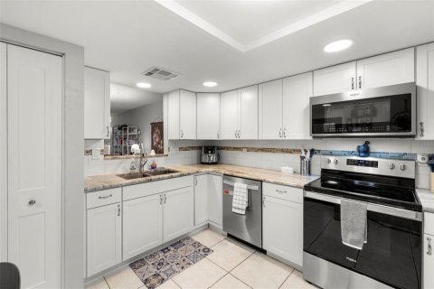 Condo in Port Richey, Florida, 2 bedrooms  № 1915858 - photo 5