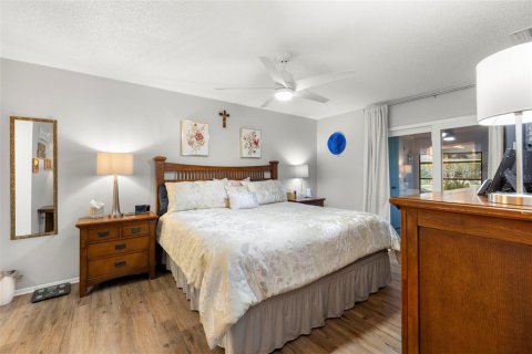 Condo in Port Richey, Florida, 2 bedrooms  № 1915858 - photo 15