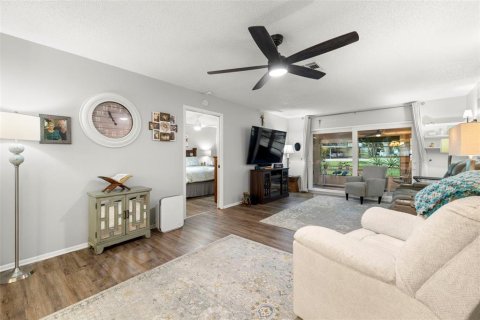 Condo in Port Richey, Florida, 2 bedrooms  № 1915858 - photo 11