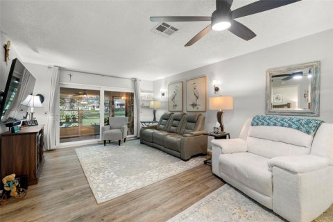 Condo in Port Richey, Florida, 2 bedrooms  № 1915858 - photo 12