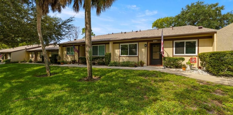 Condo in Port Richey, Florida, 2 bedrooms № 1915858