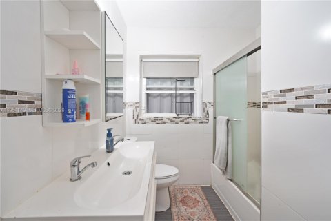 Casa en venta en Hollywood, Florida, 3 dormitorios, 250.84 m2 № 2010111 - foto 23