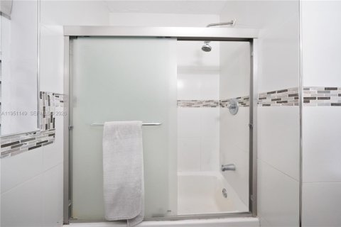 Casa en venta en Hollywood, Florida, 3 dormitorios, 250.84 m2 № 2010111 - foto 24