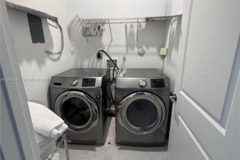 Villa ou maison à vendre à Miami, Floride: 4 chambres, 224.08 m2 № 2063894 - photo 10