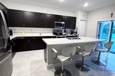 Villa ou maison à vendre à Miami, Floride: 4 chambres, 224.08 m2 № 2063894 - photo 4