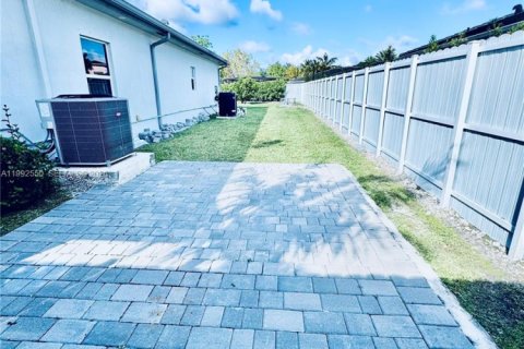 Villa ou maison à vendre à Miami, Floride: 4 chambres, 224.08 m2 № 2063894 - photo 16