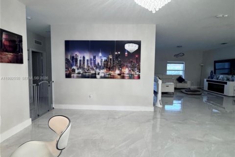 Villa ou maison à vendre à Miami, Floride: 4 chambres, 224.08 m2 № 2063894 - photo 2