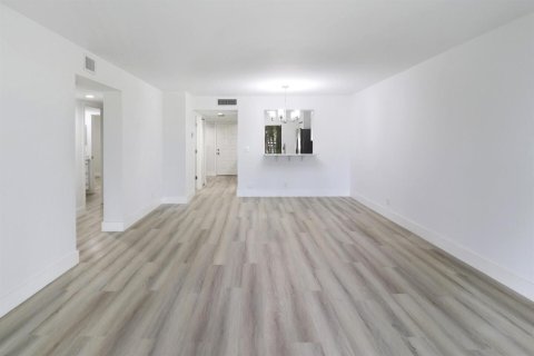 Condo in Delray Beach, Florida, 2 bedrooms № 2392026 - photo 11