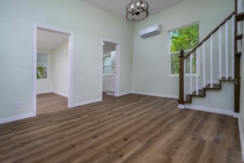 House in Dade City, Florida 3 bedrooms, 168.34 sq.m. № 2258255 - photo 14
