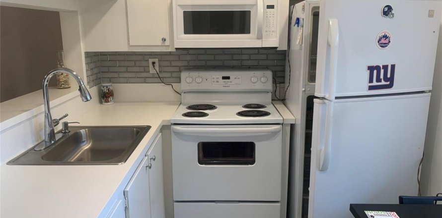 Condominio en Tamarac, Florida, 1 dormitorio № 2084702