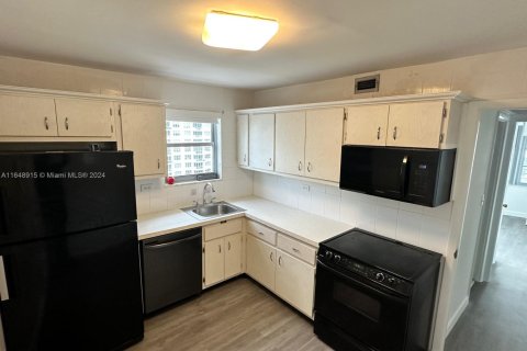 Condo in Miami Beach, Florida, 2 bedrooms  № 2014640 - photo 27