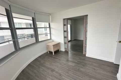 Condo in Miami Beach, Florida, 2 bedrooms  № 2014640 - photo 20