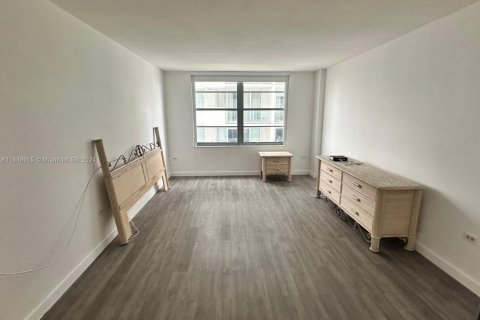 Condo in Miami Beach, Florida, 2 bedrooms  № 2014640 - photo 17