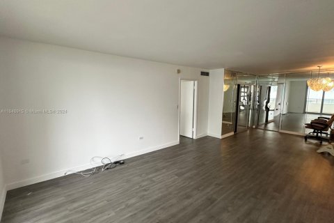 Condo in Miami Beach, Florida, 2 bedrooms  № 2014640 - photo 24