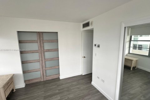 Condo in Miami Beach, Florida, 2 bedrooms  № 2014640 - photo 18