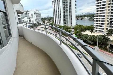 Condo in Miami Beach, Florida, 2 bedrooms  № 2014640 - photo 13