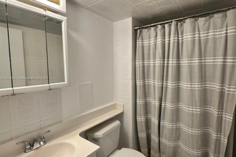 Condo in Miami Beach, Florida, 2 bedrooms  № 2014640 - photo 15