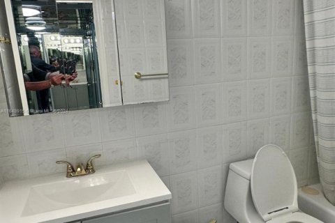 Condo in Miami Beach, Florida, 2 bedrooms  № 2014640 - photo 29