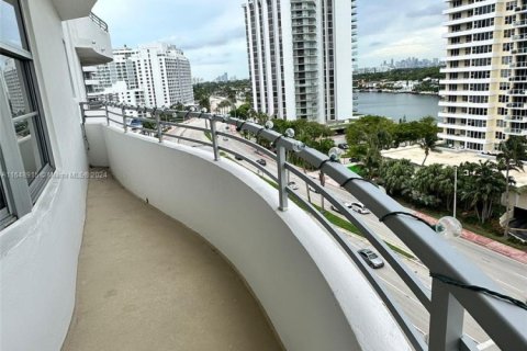 Condo in Miami Beach, Florida, 2 bedrooms  № 2014640 - photo 4