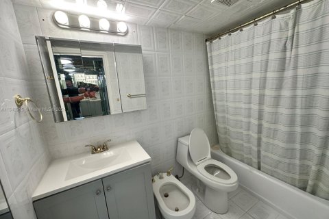 Condo in Miami Beach, Florida, 2 bedrooms  № 2014640 - photo 28