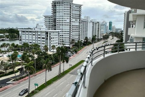 Condo in Miami Beach, Florida, 2 bedrooms  № 2014640 - photo 2