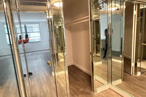 Condo in Miami Beach, Florida, 2 bedrooms  № 2014640 - photo 30