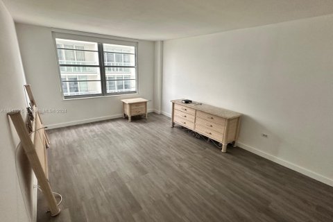 Condo in Miami Beach, Florida, 2 bedrooms  № 2014640 - photo 23