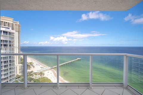 Condo in Sunny Isles Beach, Florida, 2 bedrooms № 1976487 - photo 10
