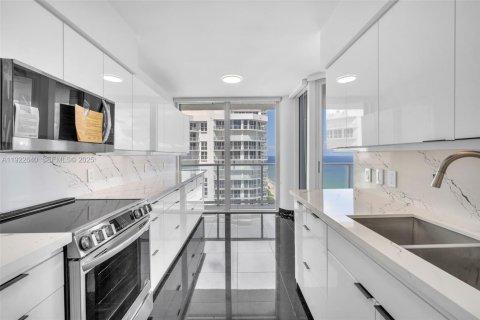 Condo in Sunny Isles Beach, Florida, 2 bedrooms № 1976487 - photo 3