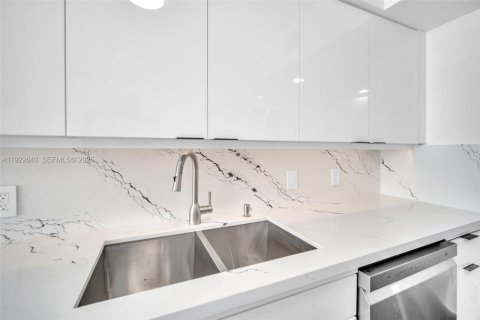 Condo in Sunny Isles Beach, Florida, 2 bedrooms № 1976487 - photo 25