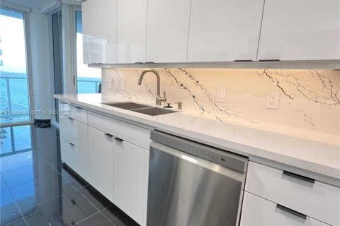 Condo in Sunny Isles Beach, Florida, 2 bedrooms № 1976487 - photo 27