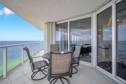 Condo in Sunny Isles Beach, Florida, 2 bedrooms № 1976487 - photo 9