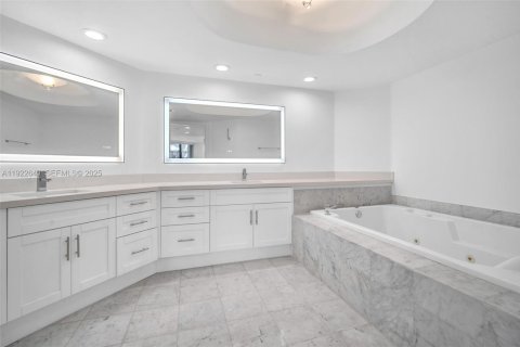 Condo in Sunny Isles Beach, Florida, 2 bedrooms № 1976487 - photo 16