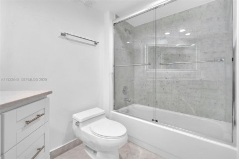 Condo in Sunny Isles Beach, Florida, 2 bedrooms № 1976487 - photo 22