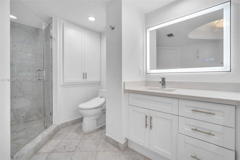 Condo in Sunny Isles Beach, Florida, 2 bedrooms № 1976487 - photo 20