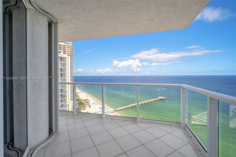 Condo in Sunny Isles Beach, Florida, 2 bedrooms № 1976487 - photo 2