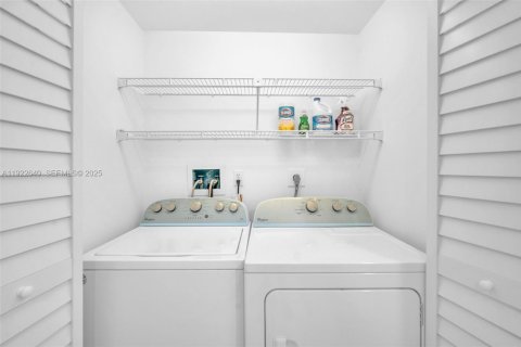 Condo in Sunny Isles Beach, Florida, 2 bedrooms № 1976487 - photo 23